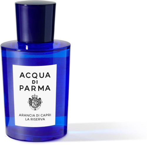 Blauwe parfumfles met een witte label en zwarte tekst, geplaatst op een witte achtergrond.