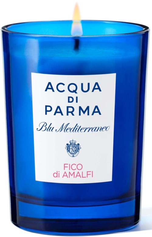 En blå ljuslykta med etikett som säger 'Acqua di Parma Blu Mediterraneo Fico di Amalfi.'