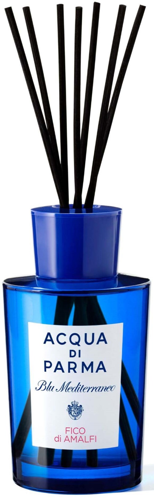 Een blauwe fles met zwarte stokjes erin, gelabeld "Acqua di Parma" en "Blu Mediterraneo."