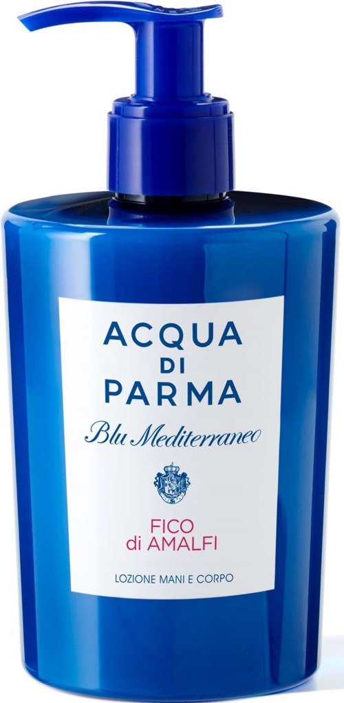 Sininen pullo pumpulla, merkattu 'Acqua di Parma Blu Mediterraneo Fico di Amalfi', käsille ja vartalolle.