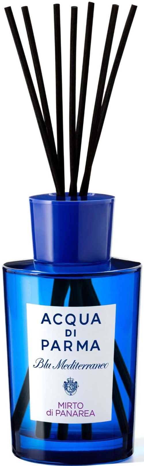 En blå flaske med svarte pinner inni, merket 'Acqua di Parma Blu Mediterraneo Mirto di Panarea,' avgir en frisk duft.