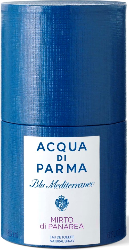 Eine blaue zylindrische Sprühflasche mit weißem Etikett, zeigt die Worte 'Acqua di Parma Blu Mediterraneo' und 'Mirto di Panarea.'