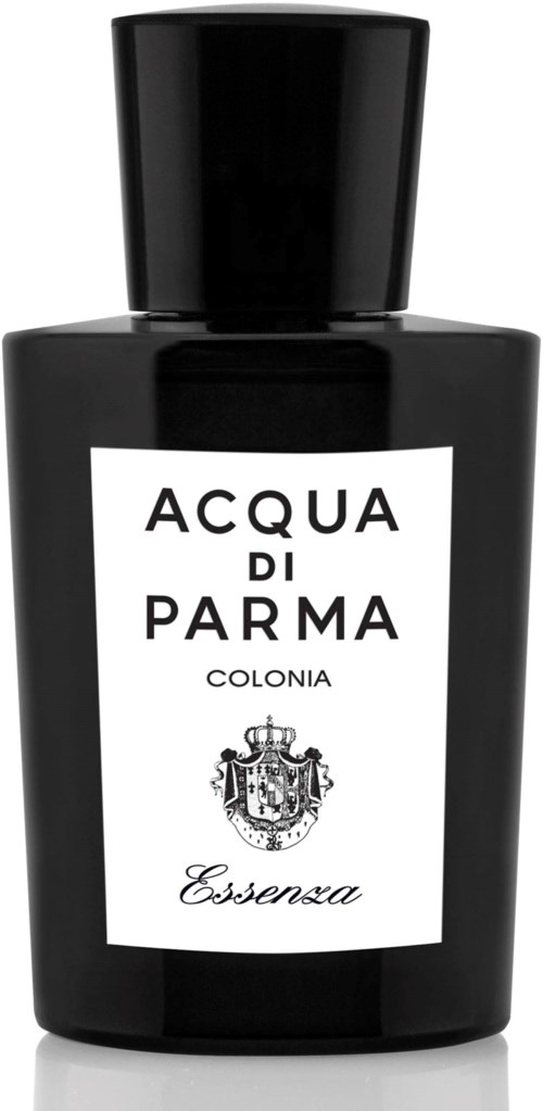 En svart flaske med hvit etikett med tekst og et emblem, sannsynligvis parfyme eller cologne.