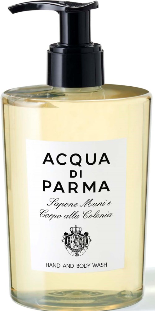 En klar flaske med en svart pumpe, merket 'Acqua di Parma,' inneholder gul væske, er en hånd- og kroppsvask.