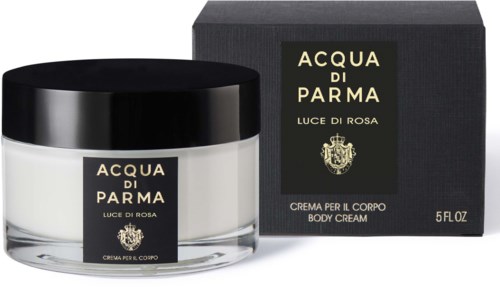 En vit kroppskräm i glasburk med svart lock och svart förpackning med guld- och vittext för Acqua di Parma.