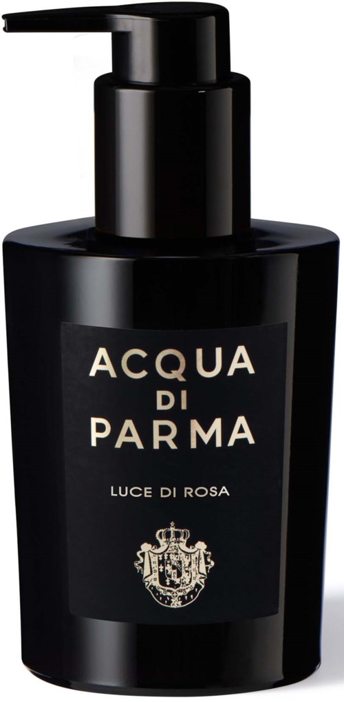 Musta pumpullinen pullo, jonka etiketissä lukee 'Acqua di Parma Luce di Rosa' ja kyljessä on kilpi.