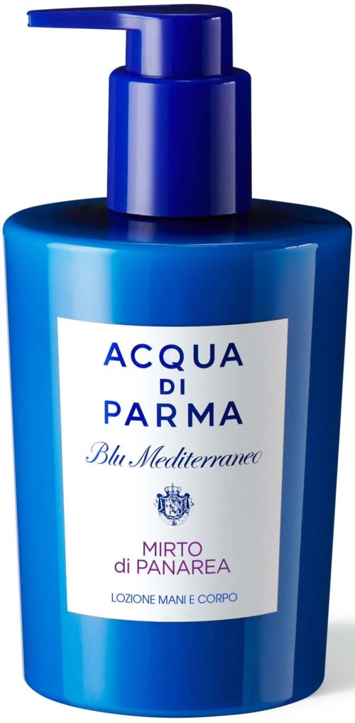 Eine blaue Flasche mit Pumpaufsatz, beschriftet 'Acqua di Parma Blue Mediterraneo Mirto di Panarea', für Hand- und Körperlotion.