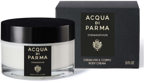 Lasissa Acqua di Parma Osmauthus vartovaa vartovaa vartovaa vartovaa pakkausta. Lasissa on musta kansi.