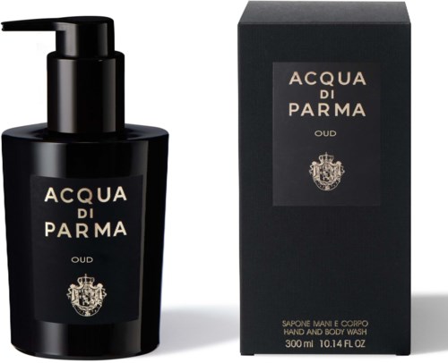 Musta pullo pumballa ja samanvärinen laatikko. Etiketissä lukee "Acqua di Parma Oud".