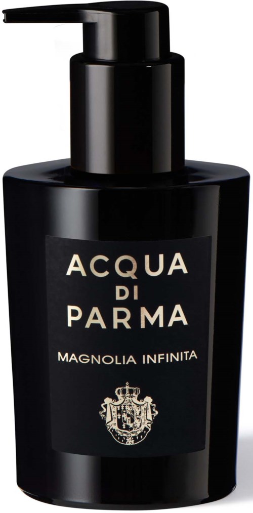 Musta pullo pumpulla, merkintä 'Acqua di Parma Magnolia Infinita' ja logo alhaalla.
