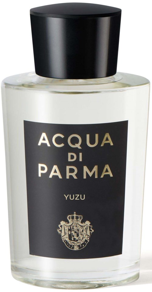 Selkeä hajuvesipullo, jossa musta kansi, nimeltä "Acqua di Parma Yuzu," ja italialainen vaakuna.