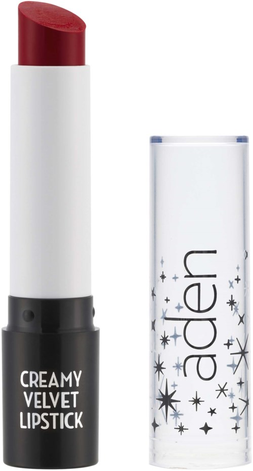 Ett rött läppstift med en vit och svart hylsa märkt "Creamy Velvet Lipstick" och "aden" med stjärnformade mönster.