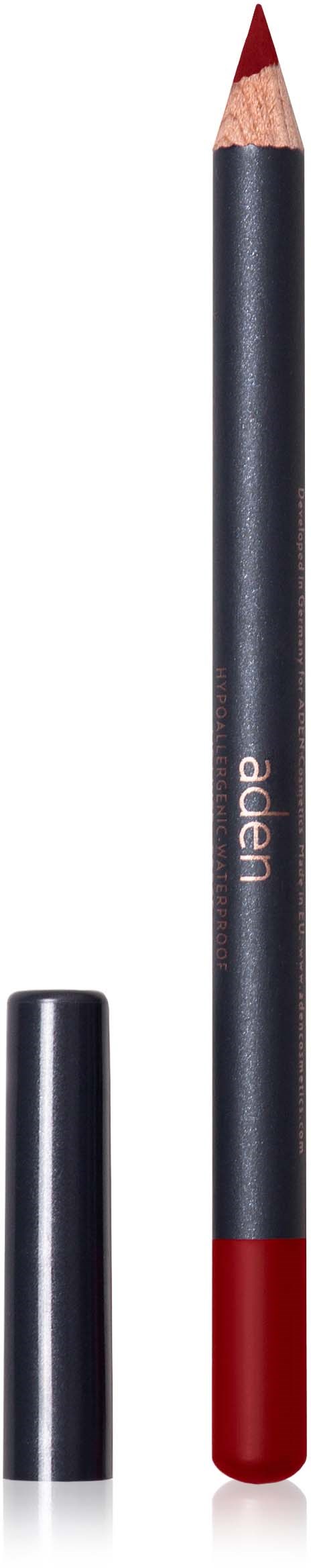 En svart og rød øyenbrynspenn med hetten fjernet, som viser den skarpe spissen.