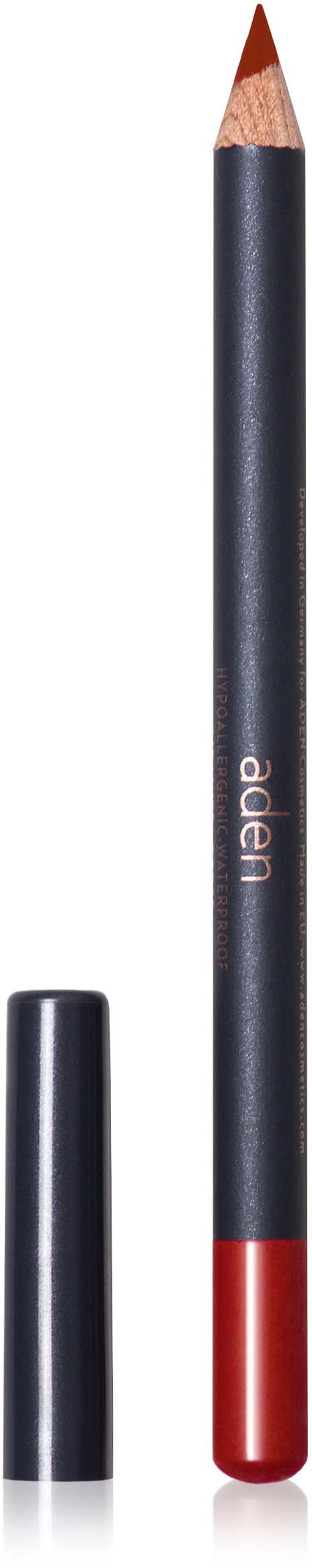 En svart brynpenn med røde detaljer, lokket er fjernet, og visker spissen er skarp.