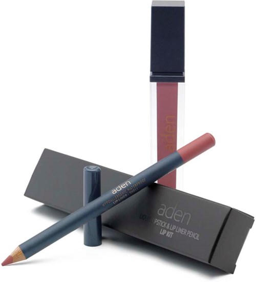 Lippenstift-Twist, Lipgloss und ihre Boxen ordentlich angeordnet. Der Stift ist blau, der Glanz hat einen rosa Farbton.
