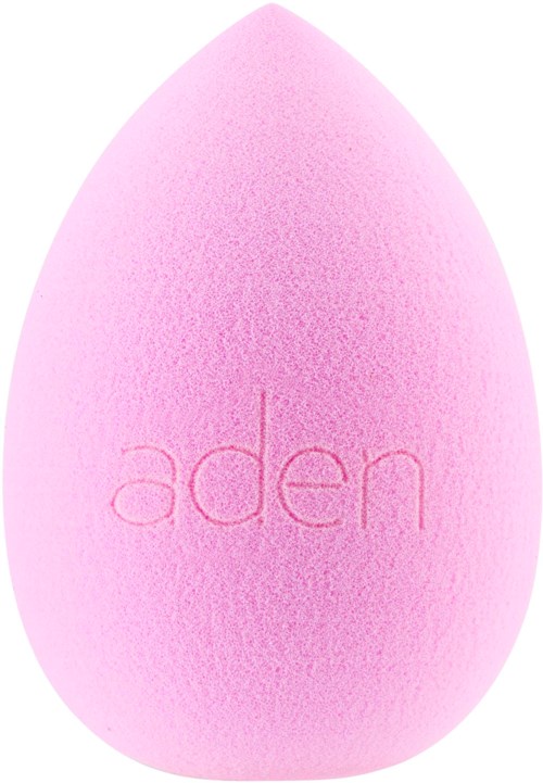 En rosa makeup-svamp med märket 'aden' inristat i mitten.