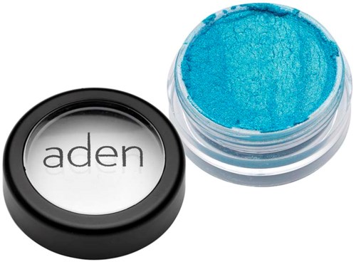 Een kleine pot met lichtblauwe pigment en zwart deksel ernaast, met 'aden' op de deksel.