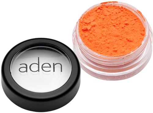 Een kleine container met felle oranje poeder, naast een deksel met "aden."