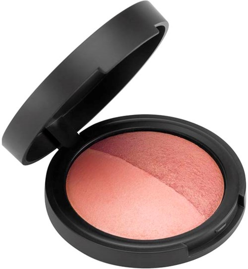 Et lite kompakt med rosa og ferskenfargede blush-nyanser inni, åpen for å vise fargene. Svart rund boks med lokk.