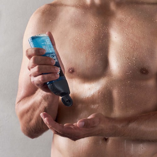 En person som applicerar lotion eller gel på armen, fokuserar på hudvård eller solskydd.