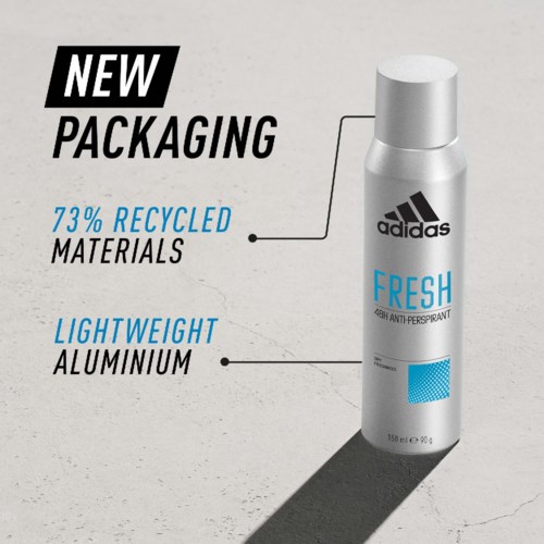 Dezodorant adidas z nowym opakowaniem, wyprodukowany z 73% materiałów z recyklingu, lekkie aluminium i oznaczony 'FRESH'.