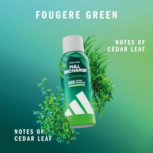 En grön deodorant spray med vita linjer, omgiven av blad, på en grön bakgrund.