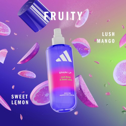 Eine blaue Sprühflasche mit Adidas Spark Up Duft aus Zitrone, Mango und süßer Zitrone, umgeben von Fruchtscheiben.