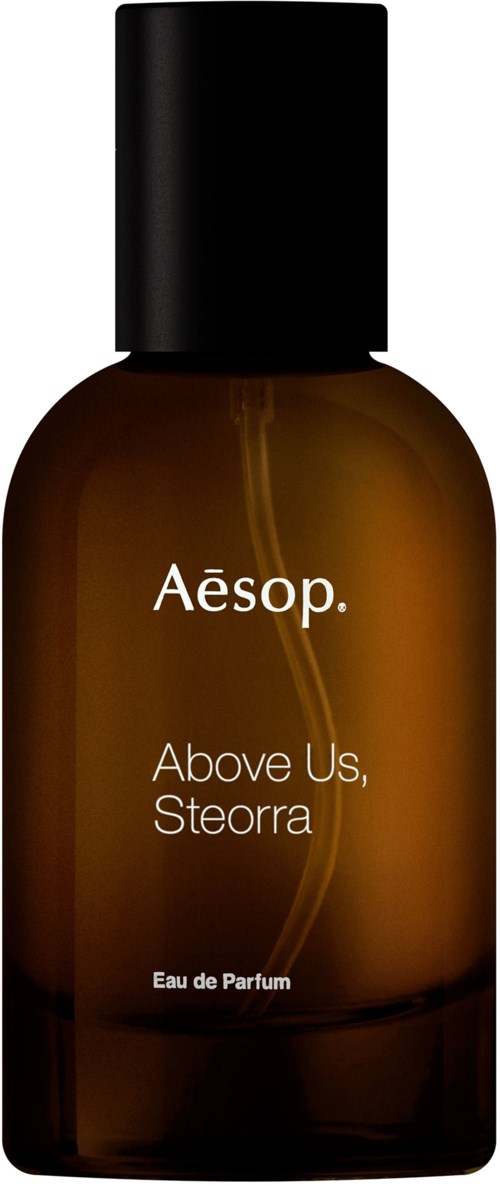 Braune Parfümflasche mit schwarzem Verschluss, Etikett sagt 'Aesop Above Us, Sterorra, Eau de Parfum.'