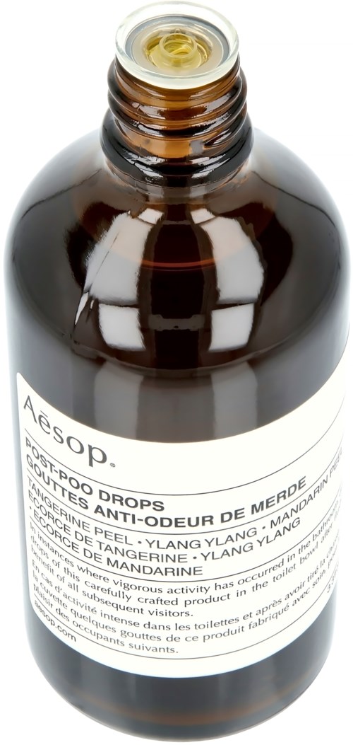 Eine braune Flasche mit weißem Etikett mit Text über Shampoo-Tropfen gegen schlechten Geruch.