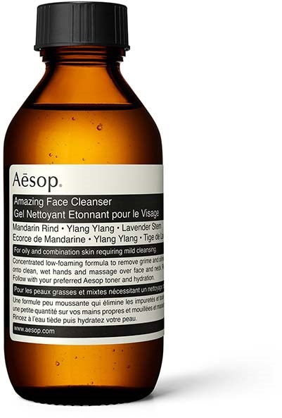 Eine braune Flasche mit Aesop Gesichtsreiniger mit einem weißen und schwarzen Etikett, das Inhaltsstoffe und Verwendung beschreibt.