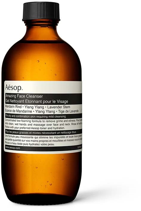 Eine braune Flasche mit Aesop Amazing Face Cleanser, verwendet für milde Hautreinigung mit natürlichen Inhaltsstoffen.