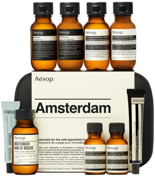 Ein Set Aesop-Hautpflegeflaschen, eine Tasche und eine Karte mit 'Amsterdam' für Reisen oder Geschenke.