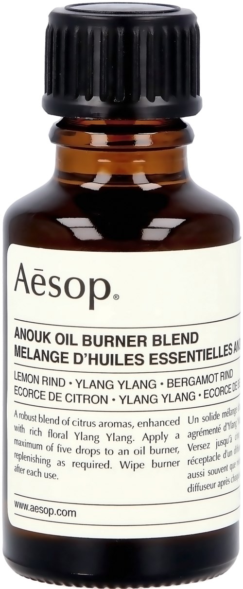 Kleine braune Flasche mit ätherischer Öl Mischung, weißem Etikett, schwarzem Deckel und Produktnamen. Enthält Zitrus und Ylang Ylang.