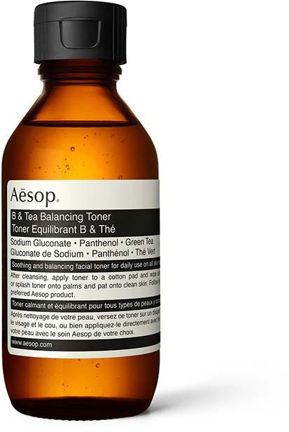 Eine braune Flasche mit schwarzem Deckel, Beschriftung: Aesop B & Tea Balancing Toner, enthält grünen Tee und andere Inhaltsstoffe.