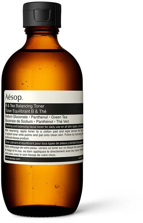 Eine braune Glasflasche mit weißem Etikett zeigt Aesop T & B Tea Balancing Toner. Das Etikett hat schwarzen und grünen Text.