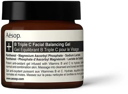 Kleiner Glasbehälter mit Aesop B Triple C Facial Balancing Gel, weißem und schwarzem Etikett. Flasche ist braun.