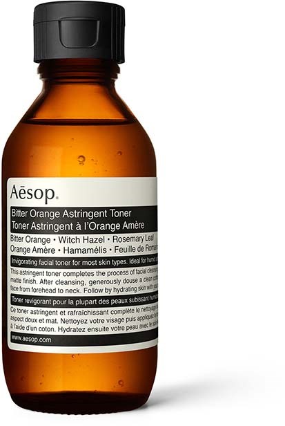 Eine kleine braune Flasche mit schwarzem Deckel, beschriftet als Aesop Bitter Orange Astringent Toner.