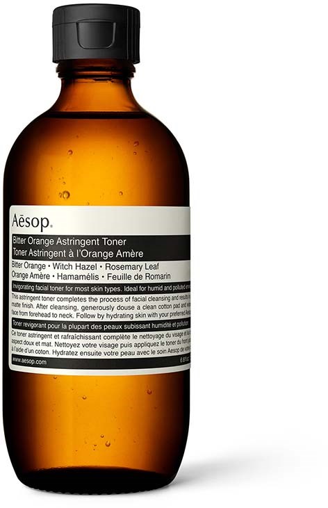 Eine braune Flasche mit schwarzem Deckel und einem weißen Etikett mit schwarzem und grauem Text.
