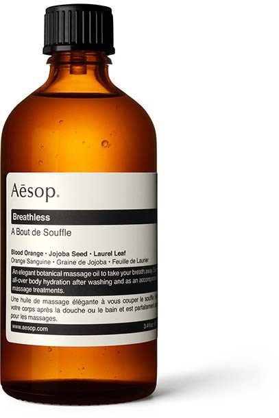 Eine braune Glasflasche mit weißem Etikett, schwarzem Deckel und Produktname "Aesop Breathless".