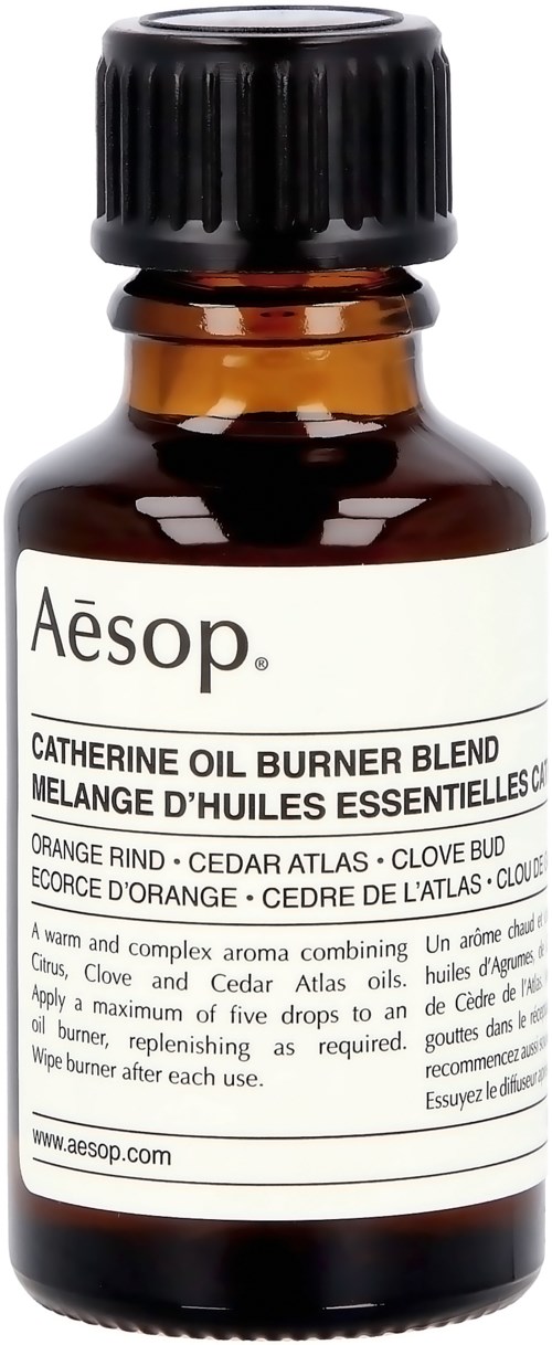 Kleine dunkelbraune Flasche mit weißer Etikette und schwarzem Deckel, enthält ätherische Öle für Brenner.