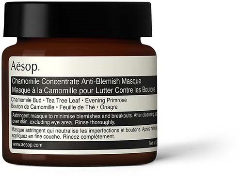 Ein kleiner brauner Behälter mit schwarzem Deckel, beschriftet Aesop Kamillen-Anti-Unreinheiten-Maske.