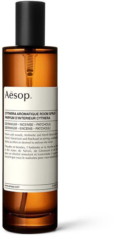 Eine braune Sprühflasche mit weißem Etikett und schwarzem Deckel, Marke Aesop. Enthält Blumen- und Kräuteraromen.