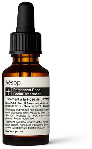 Kleine braune Flasche mit schwarzem Tropfverschluss, beschriftet 'Aesop Damascian Rose Facial Treatment', enthält Hautpflegeflüssigkeit.