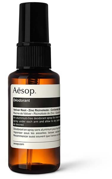 Braune Sprühflasche mit Aesop Deodorantetikett und schwarzem Deckel.