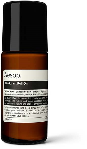 Ett roll-on deodorant i en brun behållare med svart lock, märkt som Aesop med vitt och grå text.