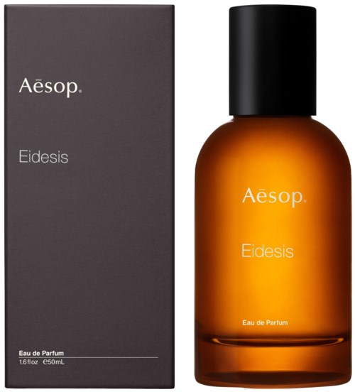 Eine braune Flasche und eine schwarze Box, beide mit 'Aesop Eidesis' beschriftet, sind Teil eines Parfümsets.