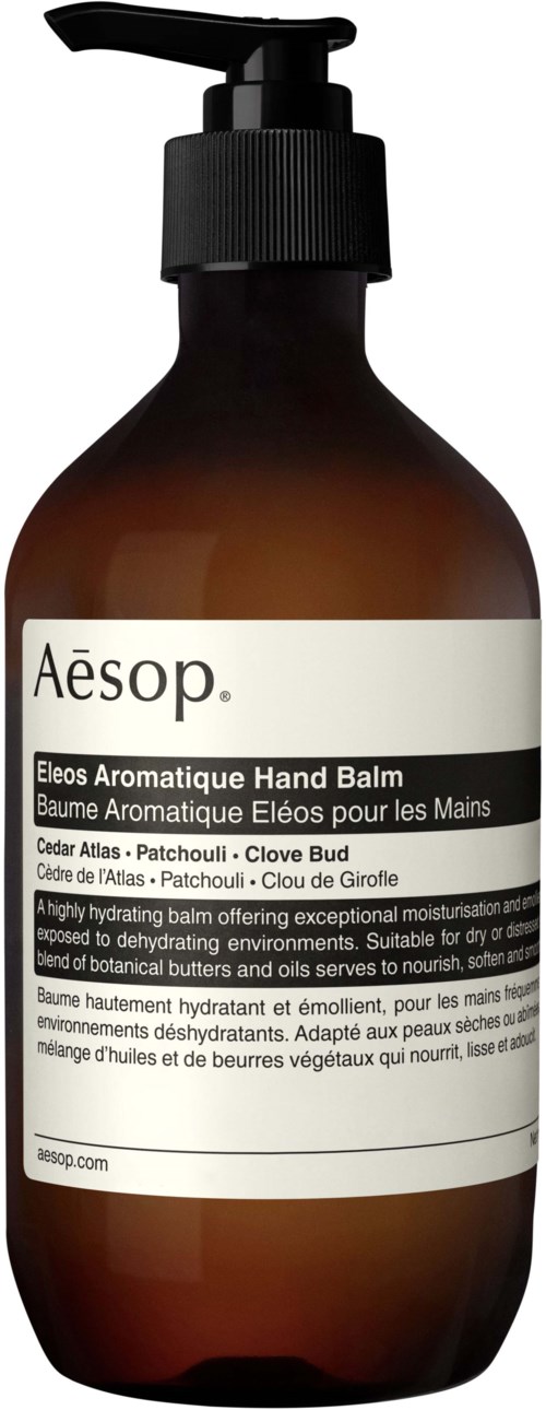 Eine braune Flasche mit Aesop-Handbalsam, schwarzer Pumpe und weißem Etikett mit Produktinformationen.