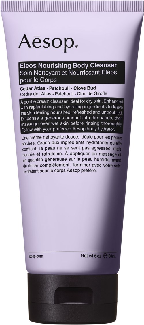 Ein Aesop-Körperreiniger, lila mit schwarzem Deckel, enthält Zedern-, Patchouli- und Nelkenextrakte. Es ist für die Hautpflege.
