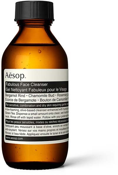Eine braune Flasche mit Aesop Gesichtsreiniger für empfindliche Haut mit ätherischen Ölen und Pflanzenextrakten.