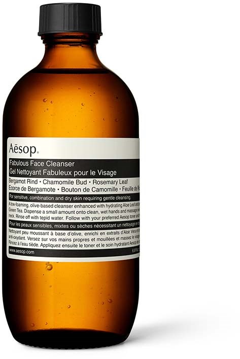 Eine braune Flasche mit Aesop Gesichtsreiniger, weißes Etikett und schwarzer Kappe.
